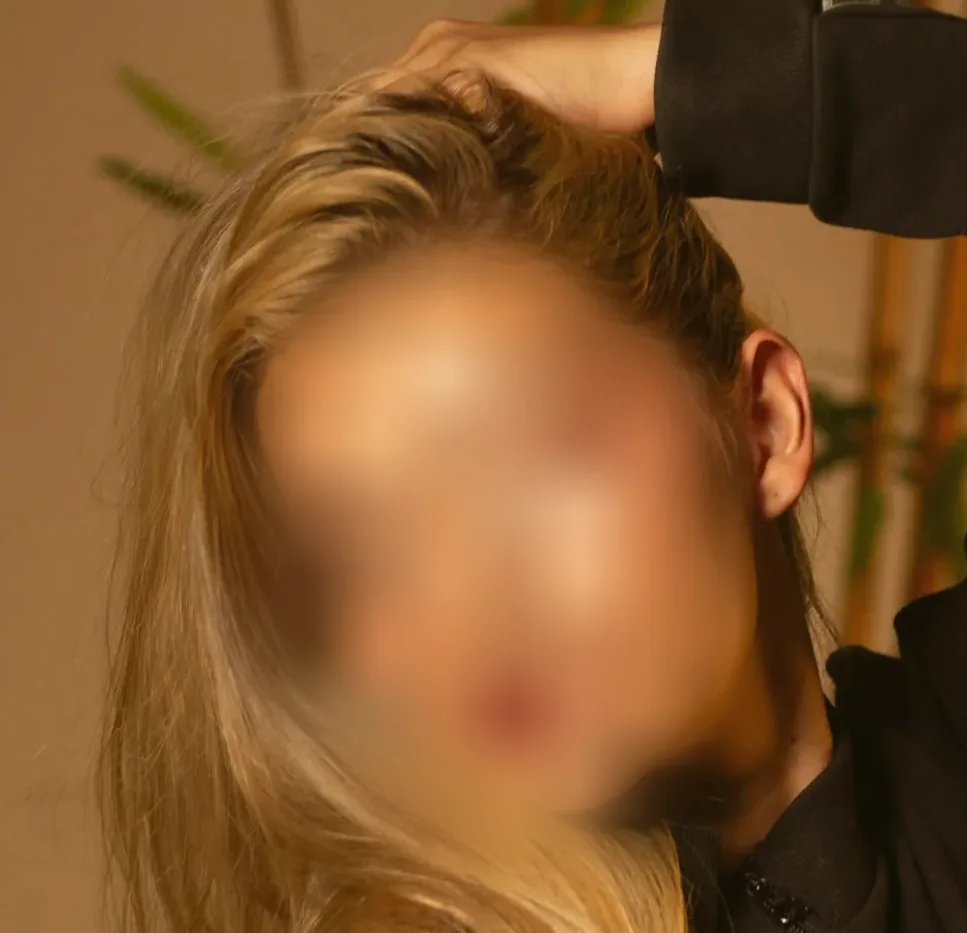 Eva, 25